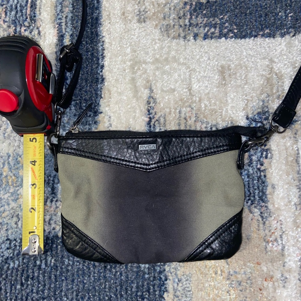 Mini RVCA crossbody 🖤💚